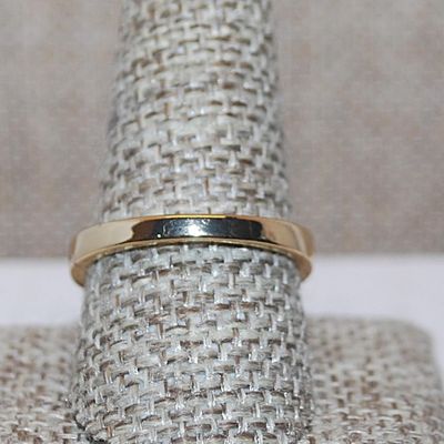 Size 10 Half Infinity Square Main Stone Ring with 12 Stone Side Accents on a Gold Tone Band (4.1g)