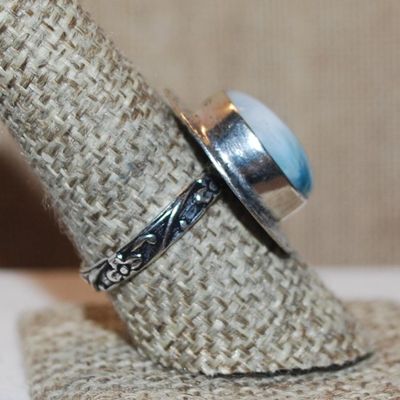 Size 9 Round SKY BLUES CABOCHON Gemstone Ring with Full Flat Surround on a Decorative Silver Tone Band (6.5g)