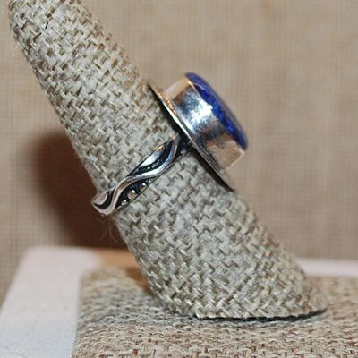 Size 7 BLUES & BROWN Colored Oval CABOCHON Gemstone Ring with a Flat Full Surround on a Silver Tone Band (6.1g)