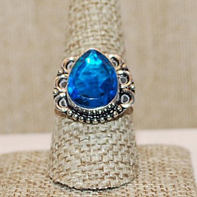 Size 9½ BLUE Pear Shape Transparent Glass Rhinestone Ring with a 6 Loop Rim Setting on a Silver Tone Band (4.9g)
