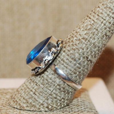 Size 9½ BLUE Pear Shape Transparent Glass Rhinestone Ring with a 6 Loop Rim Setting on a Silver Tone Band (4.9g)
