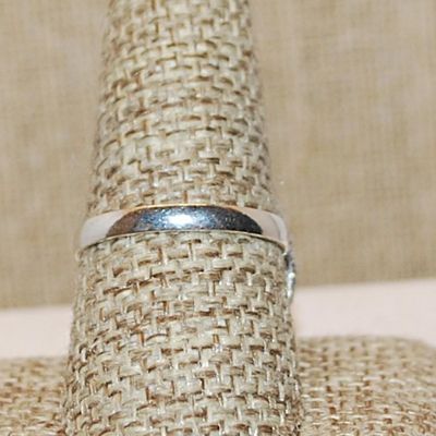 Size 9½ BLUE Pear Shape Transparent Glass Rhinestone Ring with a 6 Loop Rim Setting on a Silver Tone Band (4.9g)