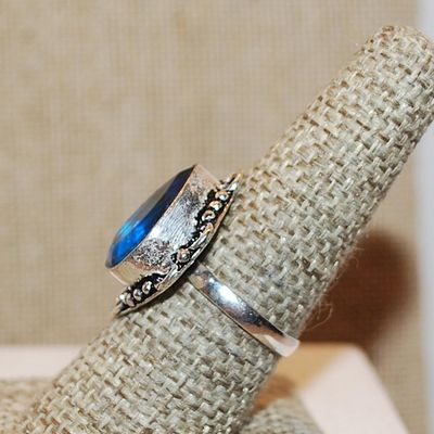Size 8½ BLUE Pear Shape Transparent Glass Rhinestone Ring with a 6 Loop PEAR SHAPE Rim Setting on a Silver Tone Band (4.6g)