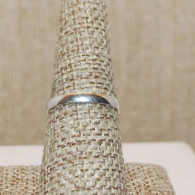 Size 8 Light GREEN Pear Shape Transparent Glass Rhinestone Ring with a 6 Loop & Side Globes Rim Setting on a Silver Tone Band (4.9g)