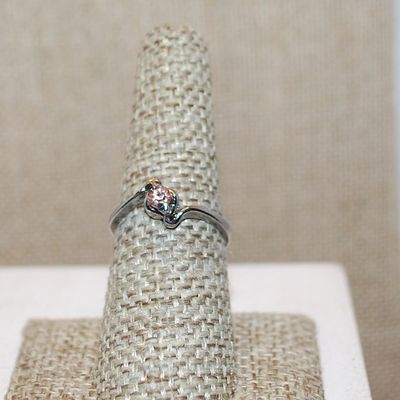 Size 7½ Delicate CHAMPAGNE Colored Round Stone with Side Swirls on a Silver Tone Band (2.0g)