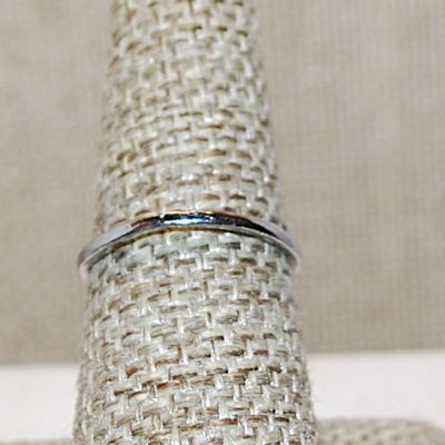 Size 7½ Delicate CHAMPAGNE Colored Round Stone with Side Swirls on a Silver Tone Band (2.0g)