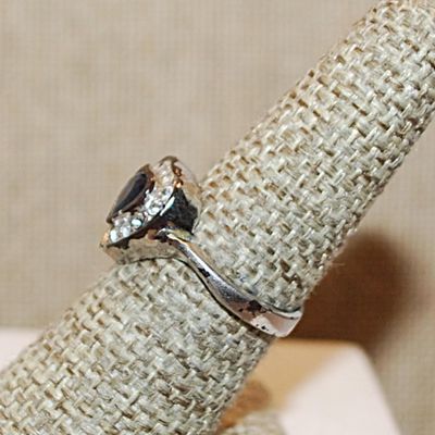 Size 7¼ VINTAGE Deep BLUE HEART Ring on a Heart Setting and Silver Tone Band (3.5g)