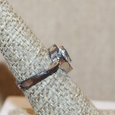 Size 7¼ VINTAGE Deep BLUE HEART Ring on a Heart Setting and Silver Tone Band (3.5g)