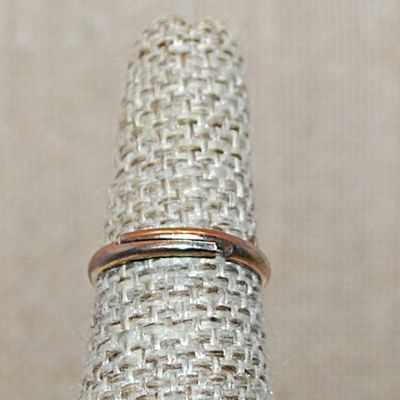 Size 5½ Delicate VINTAGE Very Tiny Stone Copper Colored Ring on a Copper Colored OPEN SPLIT Band (1.3g)