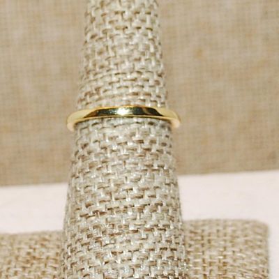 Size 6 ¼ Single Round Clear Main Stone with Side Accents on an Overlap Style Gold Tone Band (2.0g)