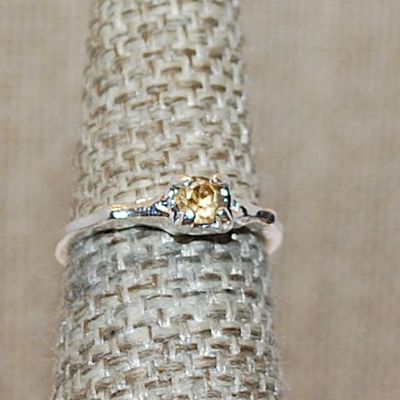 Size 5½ Delicate Small Round CHAMPAGNE Colored Stone Ring on a Silver Tone Band (1.4g)