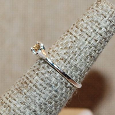 Size 5½ Delicate Small Round CHAMPAGNE Colored Stone Ring on a Silver Tone Band (1.4g)