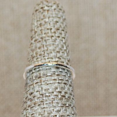Size 5½ Delicate Small Round CHAMPAGNE Colored Stone Ring on a Silver Tone Band (1.4g)