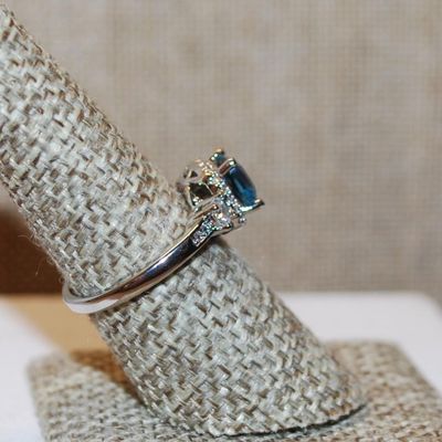 Size 7¼ Blue Transparent Azure Cut Stone with Full Surrounds & Side Accents on a Silver Tone Band (3.4g)