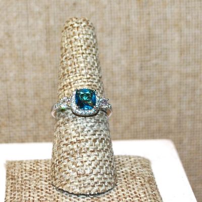 Size 7¼ Blue Transparent Azure Cut Stone with Full Surrounds & Side Accents on a Silver Tone Band (3.4g)