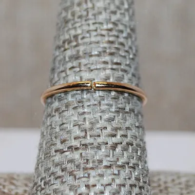 Size 7¼ Delicate Gold Colored No Stones Ring on a Thin Gold Tone SPLIT BAND (1.0g)