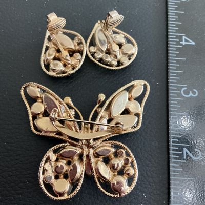 Sale Photo Thumbnail #33: Beautiful Vintage Gold tone wire butterfly with gorgeous green glass rhinestones brooch and Earring Set