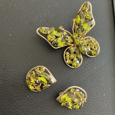 Sale Photo Thumbnail #32: Beautiful Vintage Gold tone wire butterfly with gorgeous green glass rhinestones brooch and Earring Set