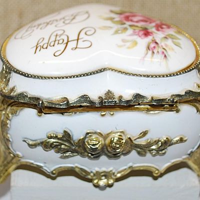 Heart Shape HINGED Trinket/Music Box COMBO (3¾" x 3½" x 2¼") - Plays "HAPPY BIRTHDAY" - "The San Francisco...
