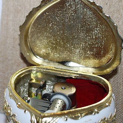 Heart Shape HINGED Trinket/Music Box COMBO (3¾" x 3½" x 2¼") - Plays "HAPPY BIRTHDAY" - "The San Francisco...