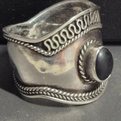 Sale Photo Thumbnail #11: Beautiful flawless sterling silver .925 mark onyx gemstone 
size:   6.5 ring
marked 925 at inside rim bottom
