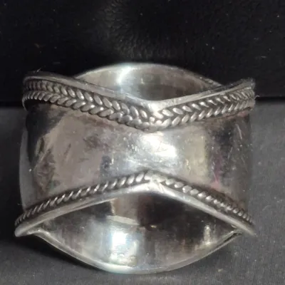 Sale Photo Thumbnail #13: Beautiful flawless sterling silver .925 mark onyx gemstone 
size:   6.5 ring
marked 925 at inside rim bottom