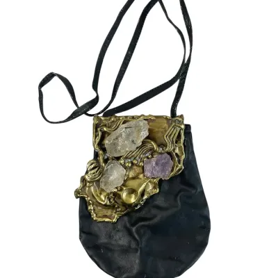Sale Photo Thumbnail #17: Carvalhu Brazil Brutalist Brass and Amethyst Purse ~ VG condition
Freeform brass sculpture featuring raw quartz and amethyst, forming the top of the purse.

Original label says: Carvalhu's / Made in Brazil.

This artistic closure is on a leather purse by 
