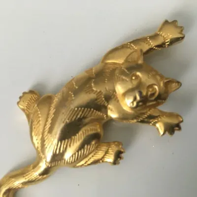 Sale Photo Thumbnail #217: Vintage Brooch Pin SIGNED J.J @1989 Gold tone Jewelry 
pristine brooch, no scratches , beautiful tone.
Size: 3" long /1" wide..........pin perfect