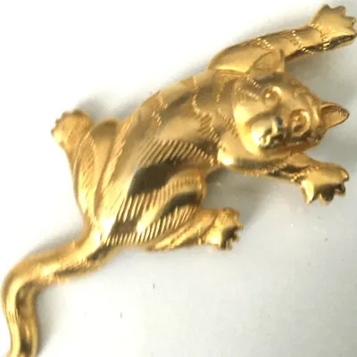 Sale Photo Thumbnail #214: Vintage Brooch Pin SIGNED J.J @1989 Gold tone Jewelry 
pristine brooch, no scratches , beautiful tone.
Size: 3" long /1" wide..........pin perfect