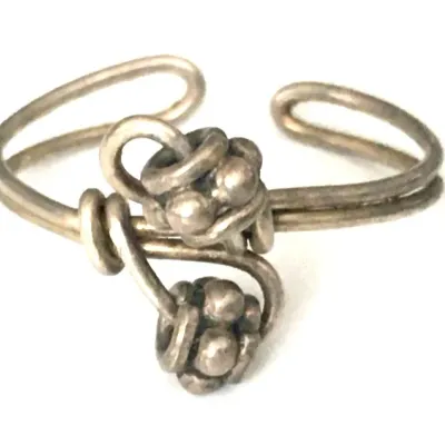 Sale Photo Thumbnail #318: Vintage Ring tested 925 STERLING SILVER Size 4 Wire Band 
excellent condition, cleaned and toned to luster.
WGT: 1.36g //////size 4 adjustable