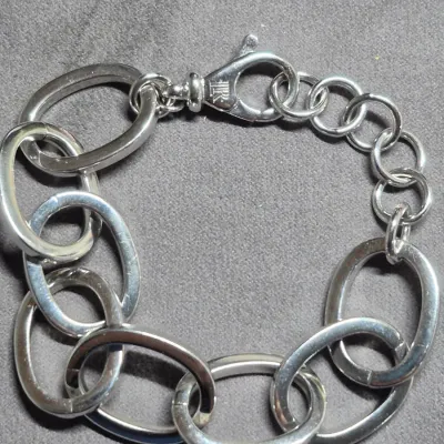 Sale Photo Thumbnail #381: Vintage Ralph Lauren "walkway line" Bracelet ~ marked Italy
> 8" overall length, weighty bracelet w/ oblong rings w/ graduated extention
> tag marked Italy