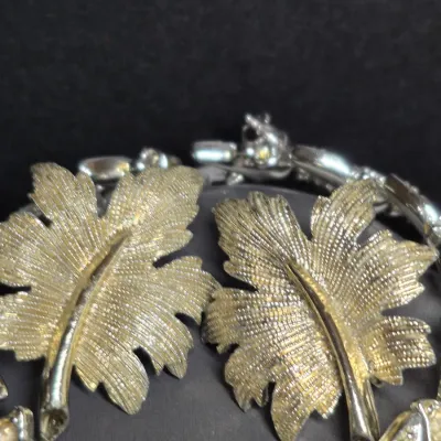 Sale Photo Thumbnail #396: Vintage 1950s Sarah Coventry Rhinestone Bracelet: Silver Leaf Jewelry & Leaf Earrings
> bracelet is 3 rows of rhinestones, secure snap clasp w/ safety ext.
> Earrings are Emeco clip ons
both in super fine condition