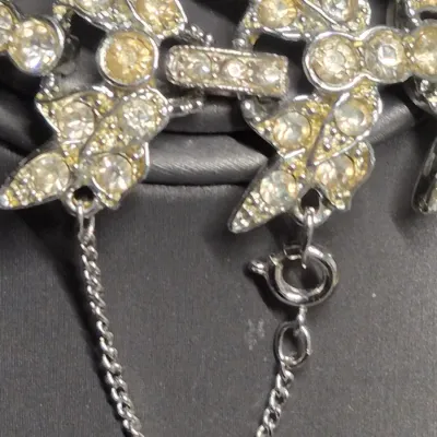 Sale Photo Thumbnail #394: Vintage 1950s Sarah Coventry Rhinestone Bracelet: Silver Leaf Jewelry & Leaf Earrings
> bracelet is 3 rows of rhinestones, secure snap clasp w/ safety ext.
> Earrings are Emeco clip ons
both in super fine condition
