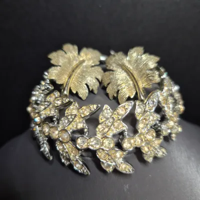 Sale Photo Thumbnail #391: Vintage 1950s Sarah Coventry Rhinestone Bracelet: Silver Leaf Jewelry & Leaf Earrings
> bracelet is 3 rows of rhinestones, secure snap clasp w/ safety ext.
> Earrings are Emeco clip ons
both in super fine condition