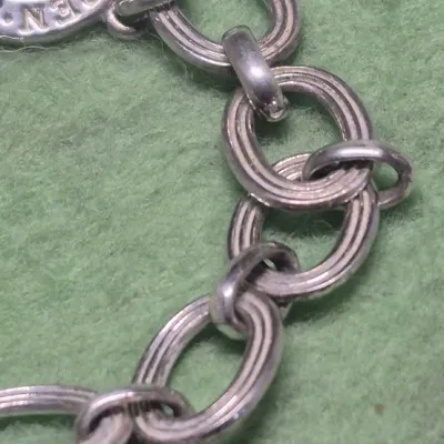 Sale Photo Thumbnail #473: Ralph Lauren CHAPS silver tone Toggle Clasp BRACELET ~ marked
size; 7.5" long
well preserved pre-owned and taken care : no scratches or damage
Toned to restore luster