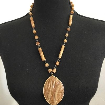 Beautiful vintage hand carved shell statement necklace