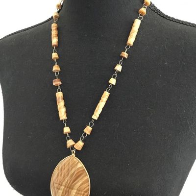 Beautiful vintage hand carved shell statement necklace