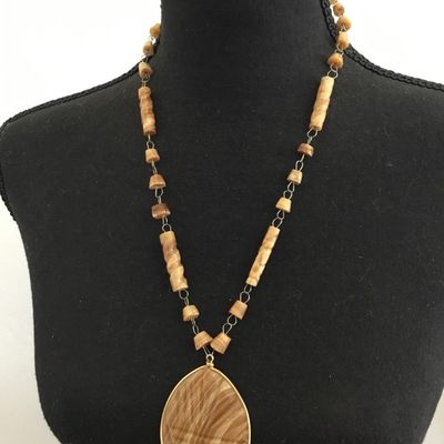 Beautiful vintage hand carved shell statement necklace