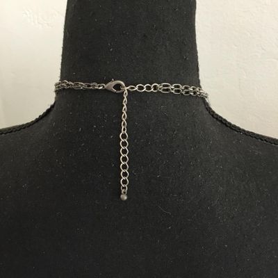 Beautiful stone bead statement necklace, silver tone
