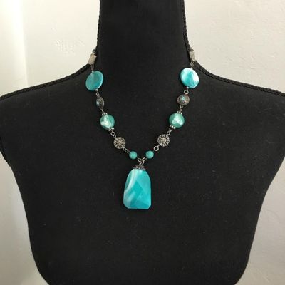 Beautiful stone bead statement necklace, silver tone