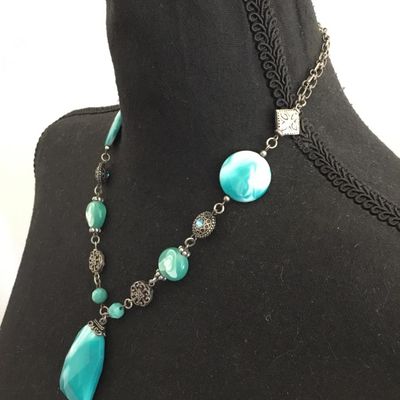 Beautiful stone bead statement necklace, silver tone