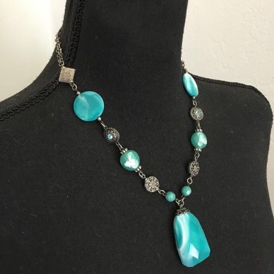 Beautiful stone bead statement necklace, silver tone