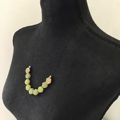 Beautiful, green, vibrant stone wire necklace