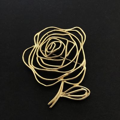 Gold tone rose brooch