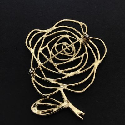 Gold tone rose brooch