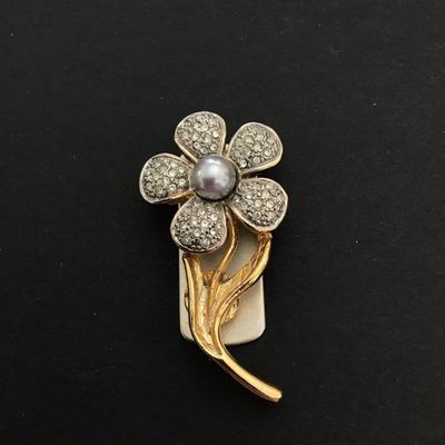 Magnetic flower brooch