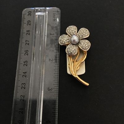 Magnetic flower brooch