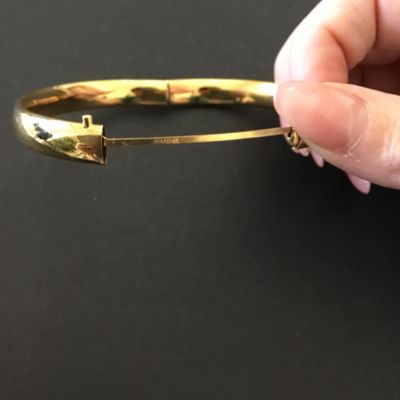 Beautiful very nice vintage Monet, gold toned Bengal hinged bracelet. Excellent condition.