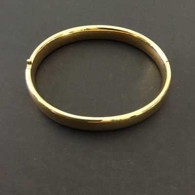 Beautiful very nice vintage Monet, gold toned Bengal hinged bracelet. Excellent condition.