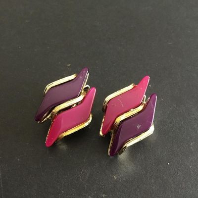 Vintage thermal set gold tone clip on earrings